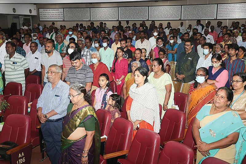 கருத்தரங்கில் குவிந்த மக்கள்