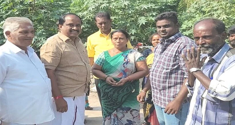உரியவரிடம் ஒப்படைத்த தூய்மைப் பணியாளர்கள்
