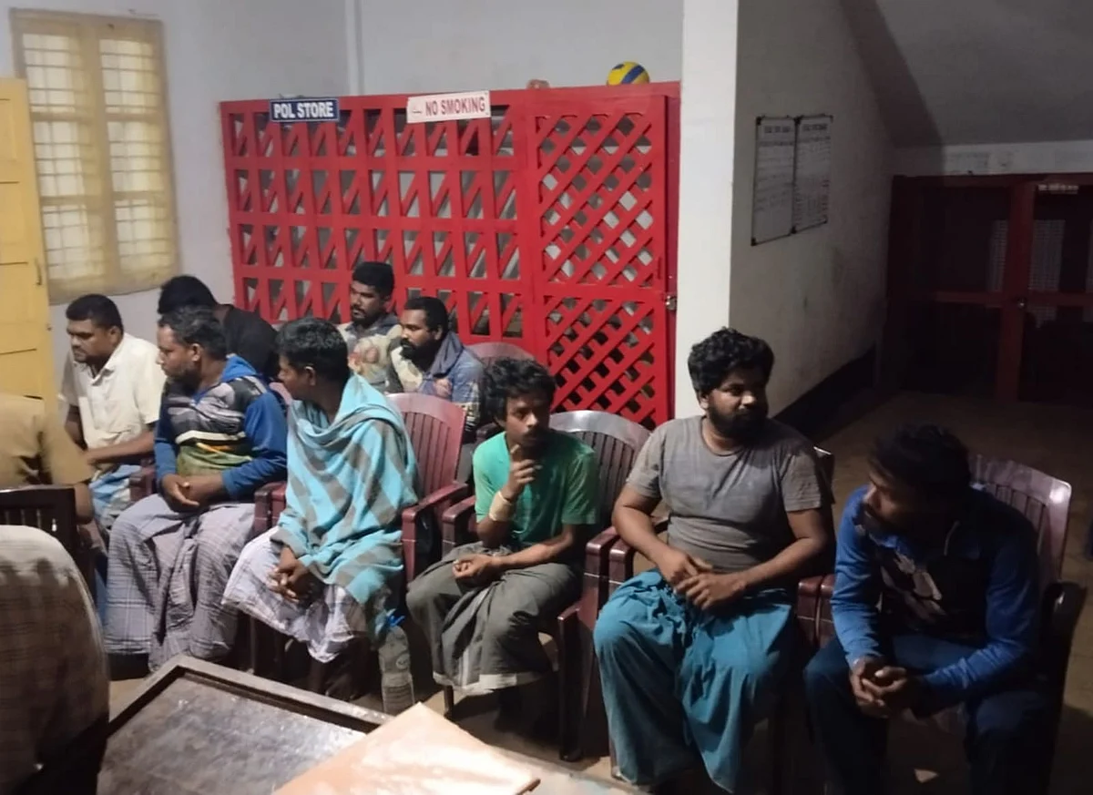 நாகை அரசு மருத்துவமனைக்கு அழைத்து வரப்பட்ட மீனவர்கள்