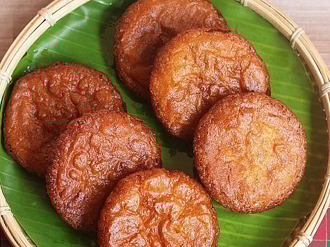 தீபாவளி: மாவு பதம் முதல் வேகவைக்கும் முறைவரை சுவையான அதிரசம் சீக்ரெட் இதுதான்! | #DeepavaliRecipe