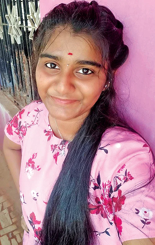 படிக்கும்போதே புத்தகங்கள் வெளியீடு... இலக்கிய உலகில் இளம் மாணவிகள்!