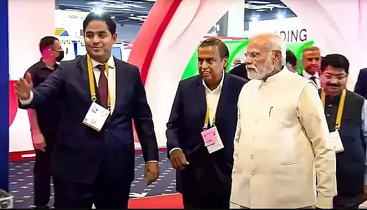 5ஜி அறிமுக விழாவில் பிரதமர் மோடியுடன் முகேஷ் அம்பானி