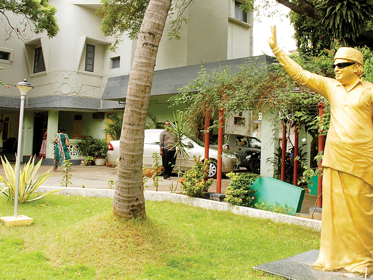 ராமாவரம் தோட்ட அரசியல்... எம்.ஜி.ஆர் வாரிசுகளுக்குள் குழப்பக் கச்சேரி!