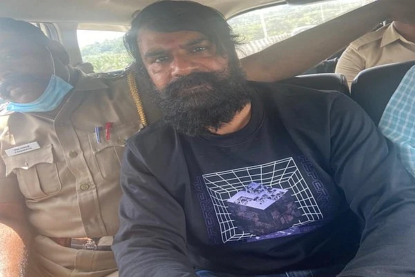 கைதுசெய்யபப்ட்டு போலீஸ் வாகனத்தில் ராக்கெட் ராஜா