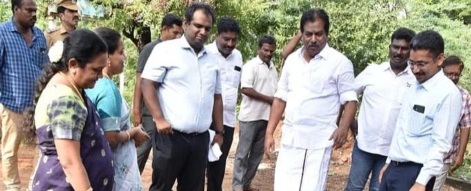 அதிகாரிகளுடன் ஆய்வு செய்யும் பி.மூர்த்தி