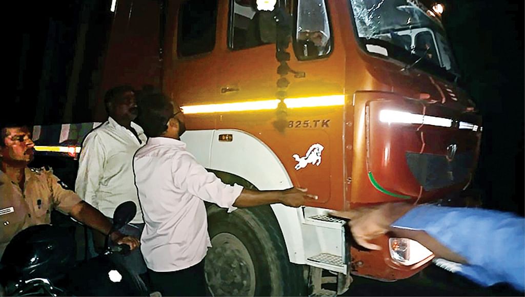 நெல்லை கனிம வள கொள்ளை சர்ச்சை! - அது வேற லாரி... இது வேற லாரி...