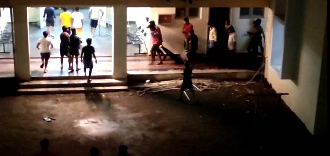 கல்லூரி ஹாஸ்டலில் தூக்கில் தொங்கிய மாணவன்; உடலை தூக்கிச் செல்லவைத்த நிர்வாகம்! - என்ன நடந்தது?