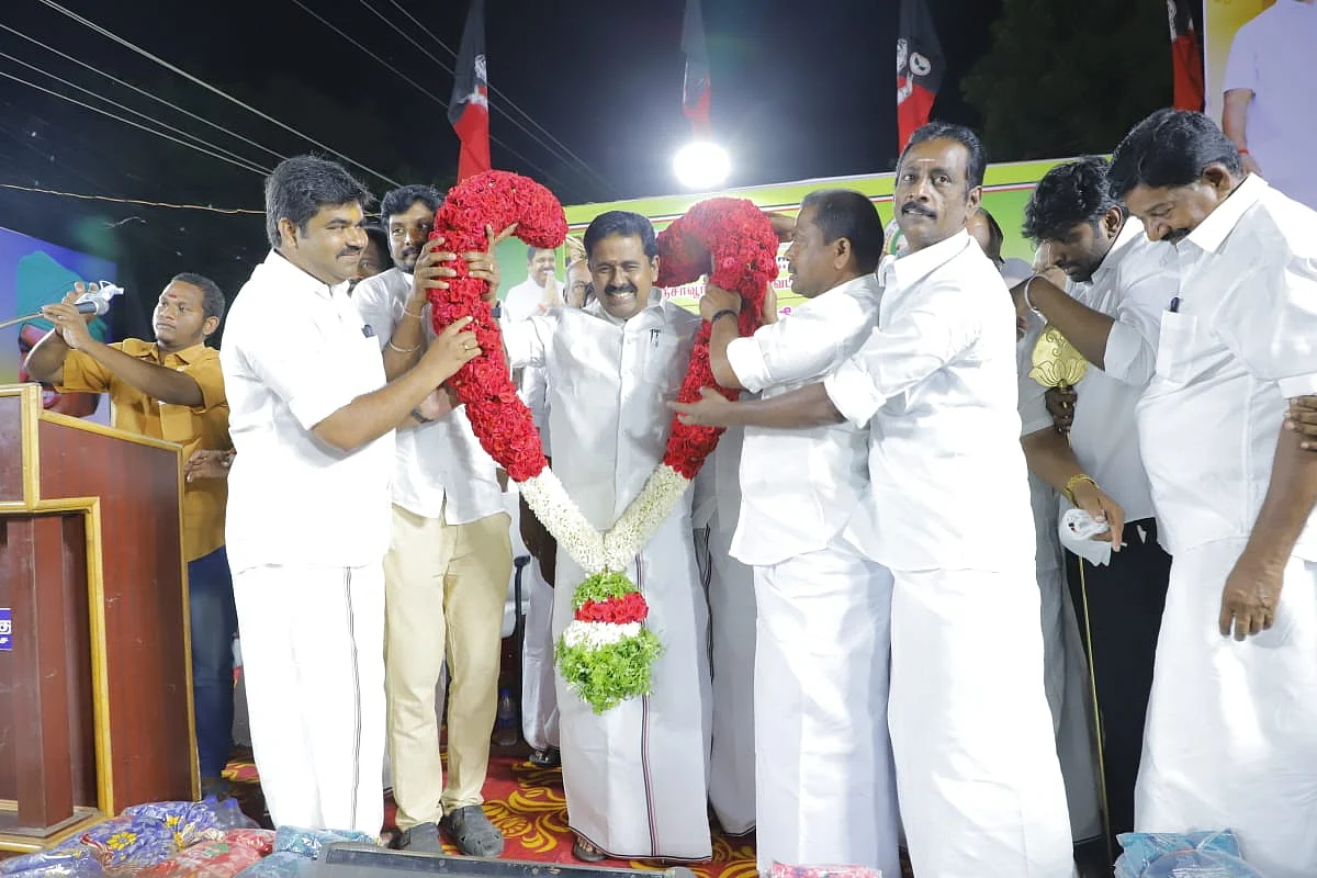 ஆர்.காமராஜுக்கு மாலை அணிவிக்கும் நிர்வாகிகள்