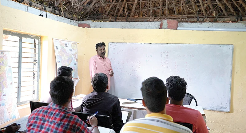 மாணவர்களுக்கு வகுப்பு