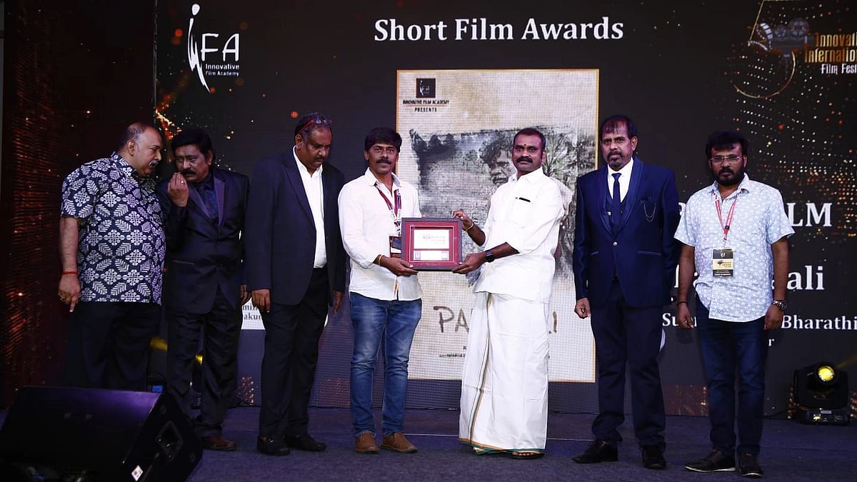 மத்திய அமைச்சர் எல்.முருகன் 
பரிசு வழங்குகிறார்