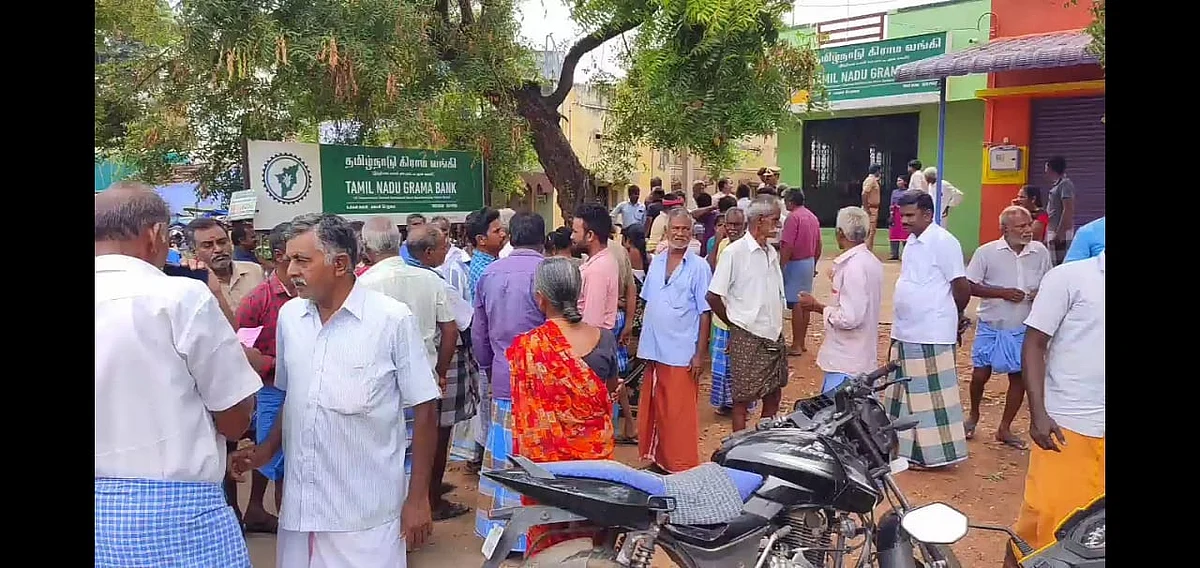 வங்கியை முற்றுகையிட்ட மக்கள்