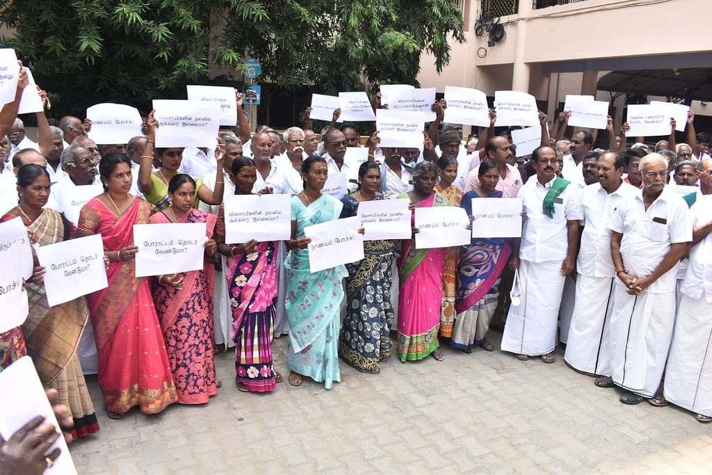ஈரோடு மாவட்ட ஆட்சியர் அலுவலகத்தை முற்றுகையிட்ட விவசாயிகள்.