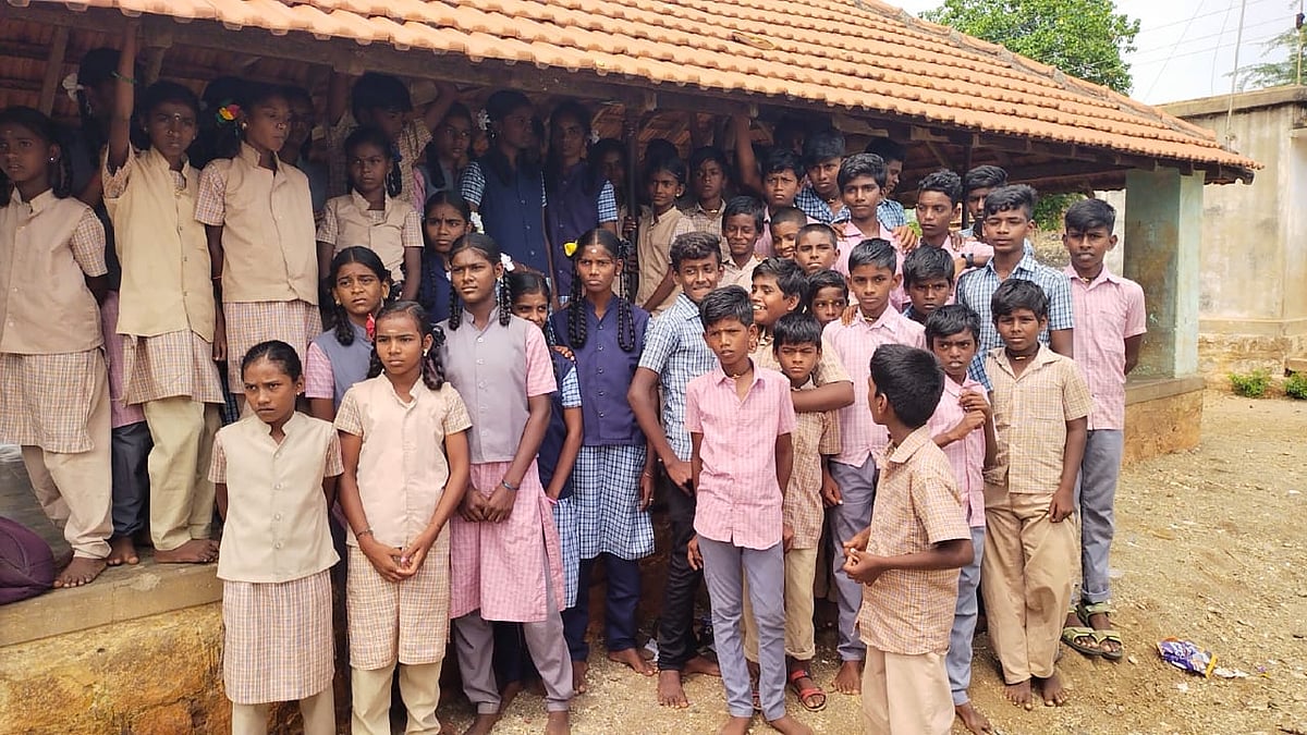 `பேருந்து வசதி இல்ல; தினமும் 12 கி.மீ நடக்குறோம்!' - போராட்டம் நடத்தி சாதித்த மாணவர்கள்