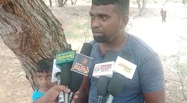 செய்தியாளர்களுக்கு பேட்டி அளித்த அகதி சபரி