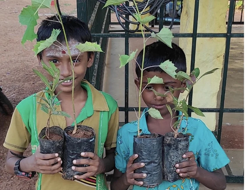 மரக்கன்றுகளுடன் குழந்தைகள்