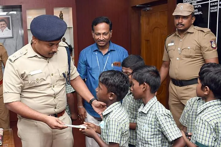 மாணவர்களுக்கு பரிசு வழங்கும் எஸ்.பி சுந்தரவதனம்