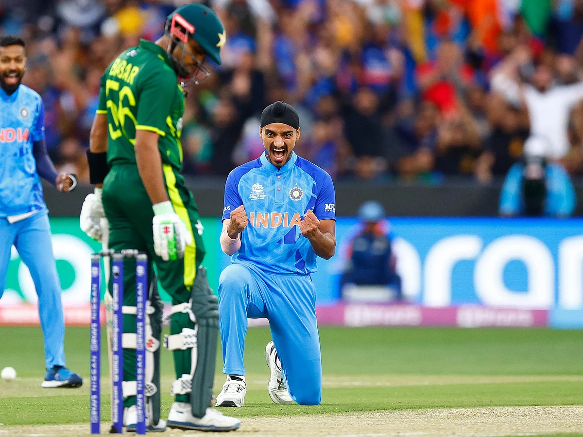 IND v PAK - Arshdeep Singh: வெற்றியைச் சாத்தியப்படுத்தியவன்; கோலி மட்டுமல்ல அர்ஷ்தீப்பும் ஹீரோதான்!