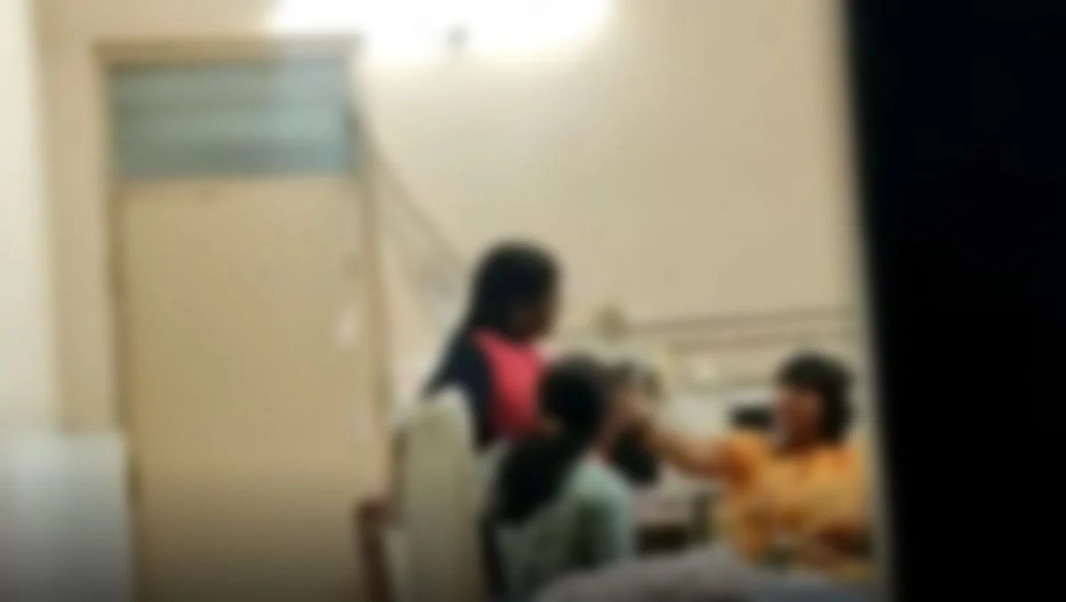 அரசு மருத்துவமனையில் `பீர்' பாட்டிலுடன் பெண் ஊழியர்கள்