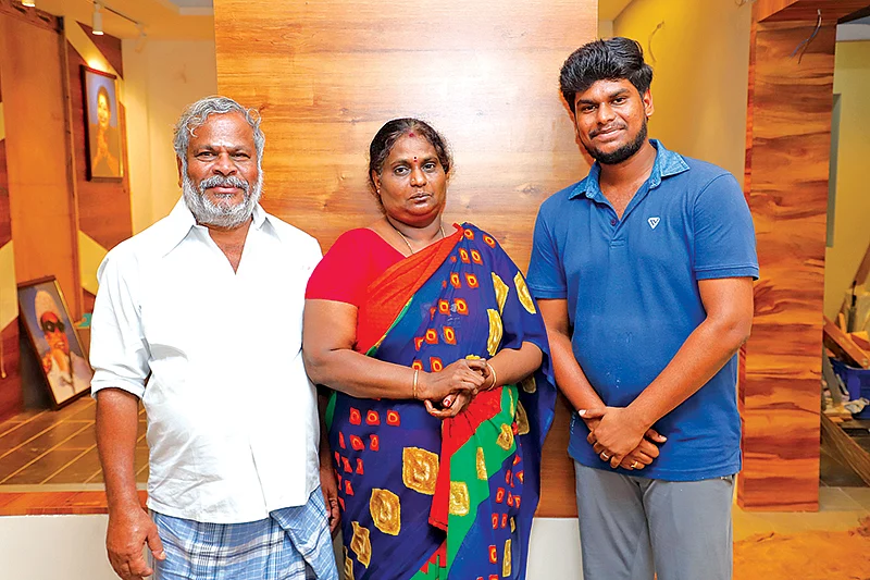 மனைவி சாந்தி, மகன் ராஜ்குமாருடன் ராஜேந்திரன்