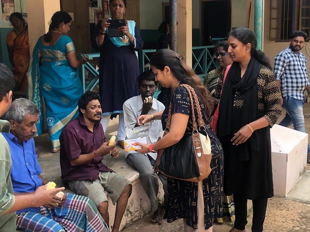 மாற்றுத்திறனாளிகள் மறுவாழ்வு மையத்தில் முன்னாள் மாணவிகள்