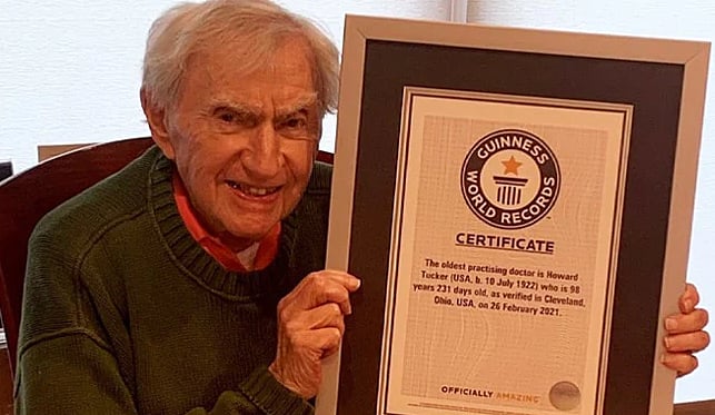 ``ஓய்வு பெறுவது நீண்ட ஆயுளுக்கு எதிரி'': 100 வயதிலும் வேலை செய்து கின்னஸ் உலக சாதனை படைத்த டாக்டர்!