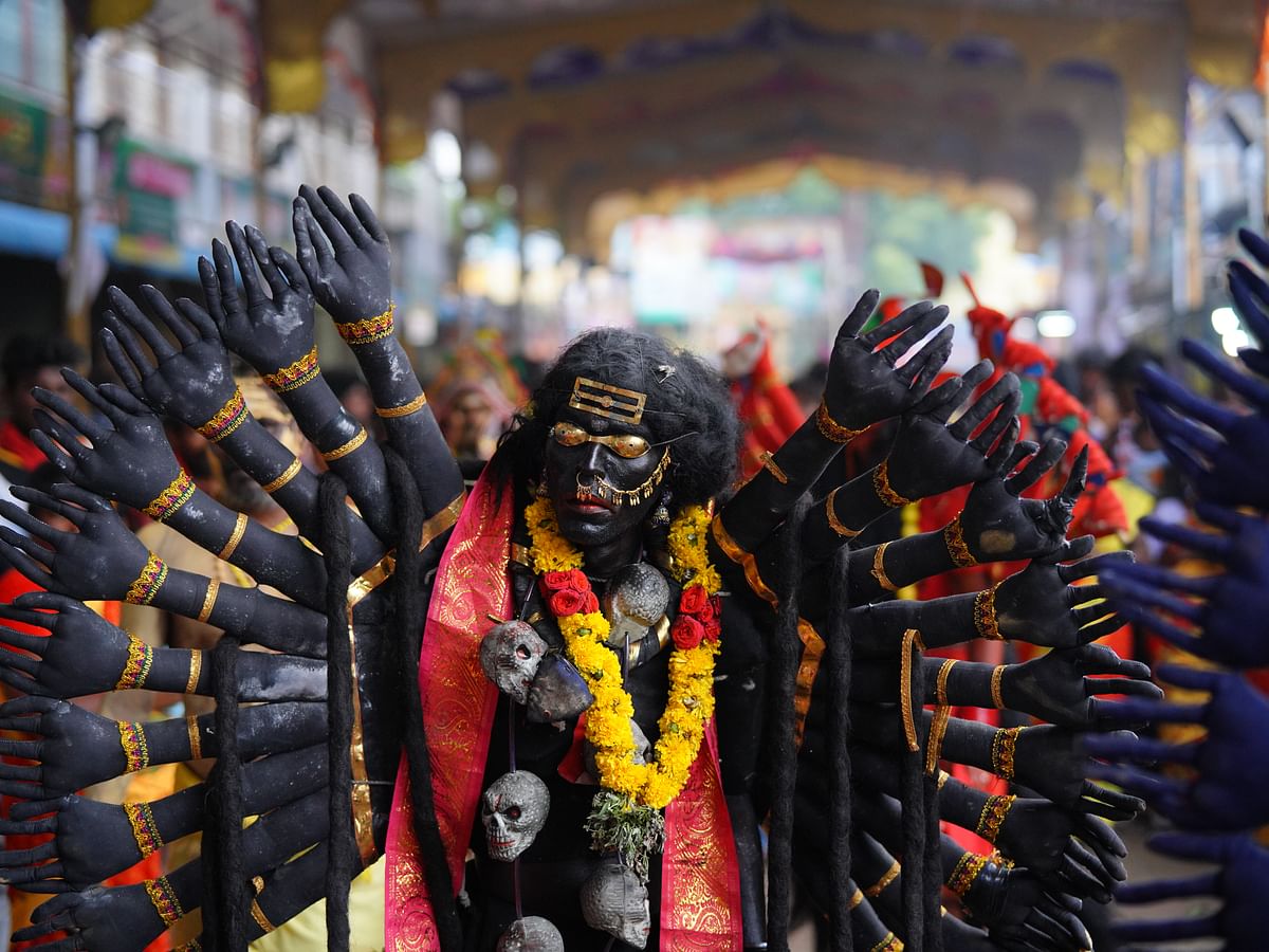 உலகப் புகழ்பெற்ற குலசை தசரா: 
இரண்டு ஆண்டுகளுக்குப் பிறகு அனுமதியால் குவிந்த பக்தர்கள்|Photo Album