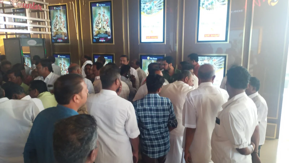 வாக்குவாதத்தில் ஈடுபட்ட கட்சியினர்