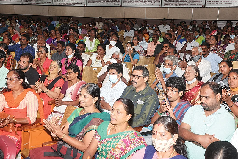 கருத்தரங்கில் குவிந்த மக்கள்