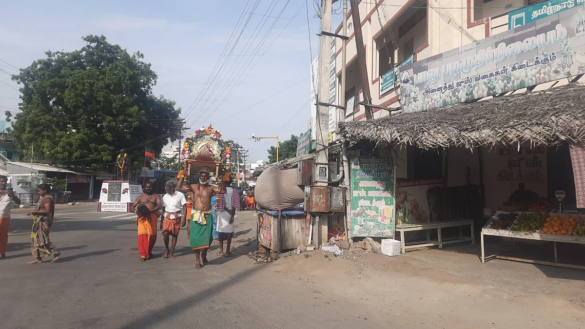 பெருமாளுக்கு காலணி காணிக்கை