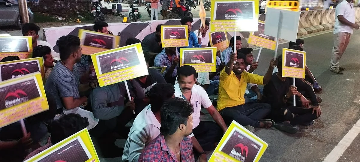 சாலை மறியலில் ஈடுபட்டோர்