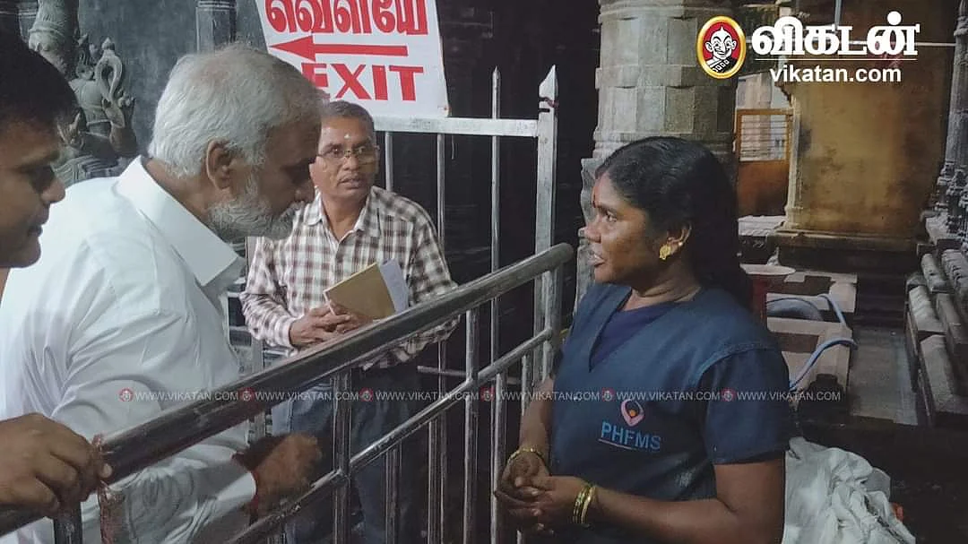 கோயில் பணியாளரிடம் குறைகளைக் கேட்டறிந்த சேகர் பாபு