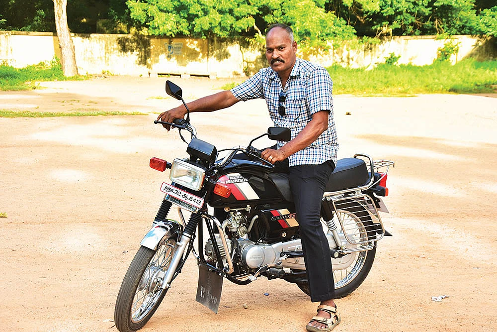 லிட்டருக்கு 70 கிமீ மைலேஜ் தருது!
பூரிக்கும் ஹீரோ ஹோண்டா சிடி 100 பாபு...