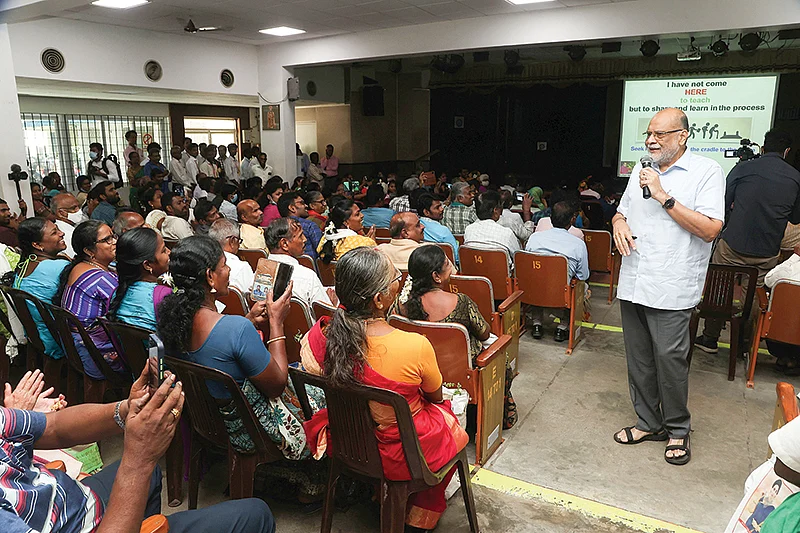 நடமாடிக் கொண்டே பேசிய சுல்தான் இஸ்மாயில்