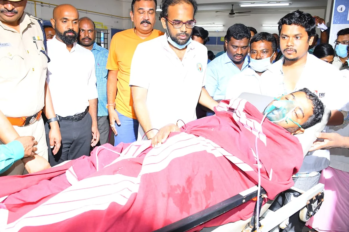 படுகாயம் அடைந்த மீனவரை நேரில் பார்வையிட்ட மாவட்ட ஆட்சியர்
