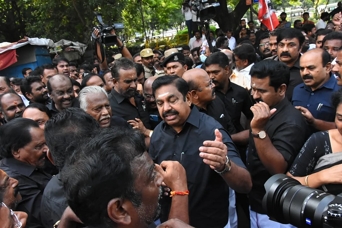போராட்டத்தில் எடப்பாடி பழனிசாமி