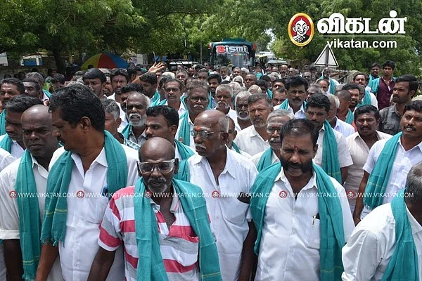 மனு அளிக்க வந்த விவசாயிகள்