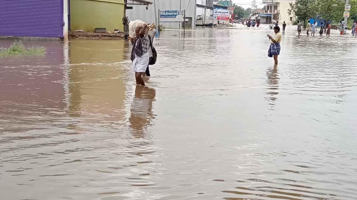 பர்கூர் மலைப்பகுதியில் தொடரும் கனமழை... 3வது நாளாக தண்ணீரில் மிதக்கும் அந்தியூர்!