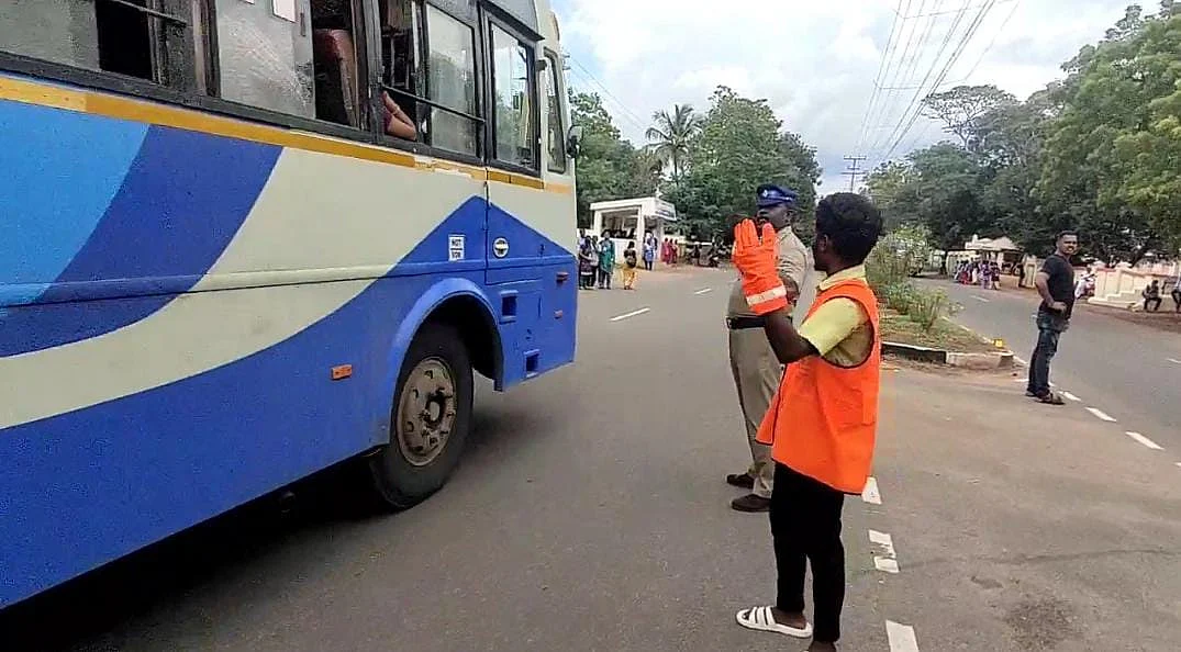 பைக்கில் சாகசம் செய்த இளைஞர்; நீதிமன்றத்தின் நூதன தண்டனைப்படி போக்குவரத்தை ஒழுங்கு செய்தார்!