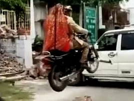 `தாவு மச்சான் தாவு...’ - இணையத்தில் வைரலாகும் `ப்ரீ வெடிங்’ ஸ்டன்ட் வீடியோ!