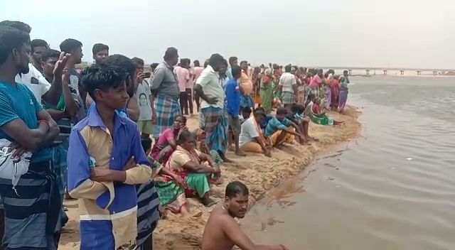 கொள்ளிடம் ஆற்றில் குவிந்த மக்கள்