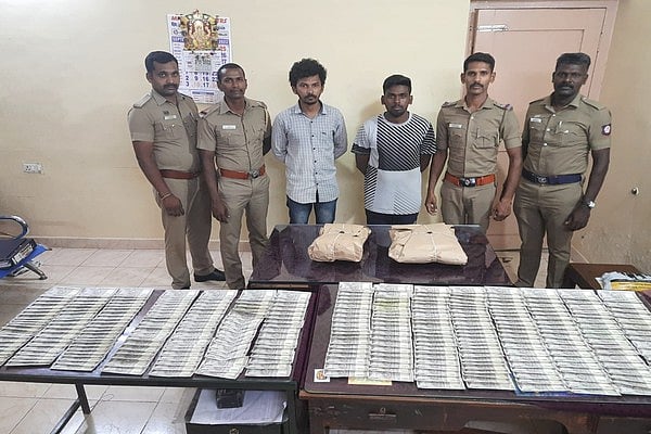 கட்டுக்கட்டாக கள்ள நோட்டுகள்