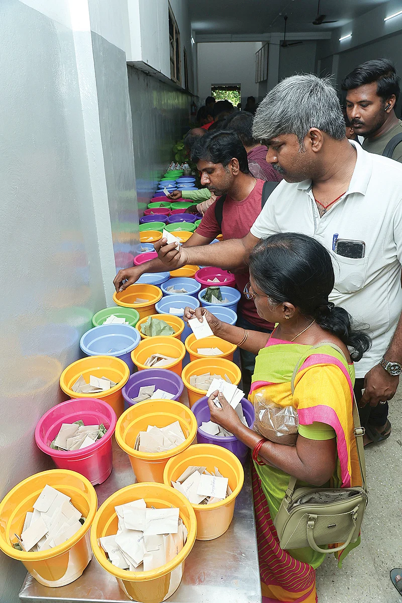 மாடித்தோட்ட அரங்குகளில் குவிந்த மக்கள்