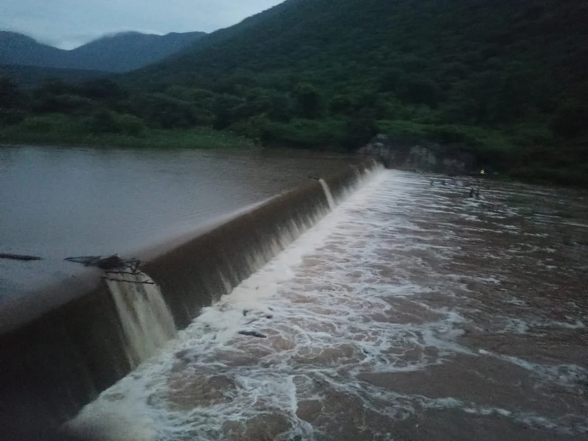 நிரம்பி வழியும் வரட்டுப்பள்ளம் அணை.