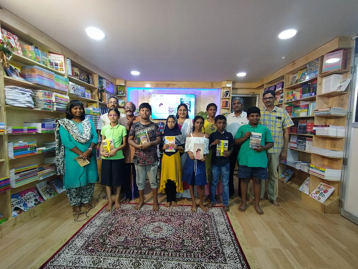 ஓங்கில் கூட்டம்; புத்தகங்களைப் பெற்றுக் கொண்ட குழந்தைககள்