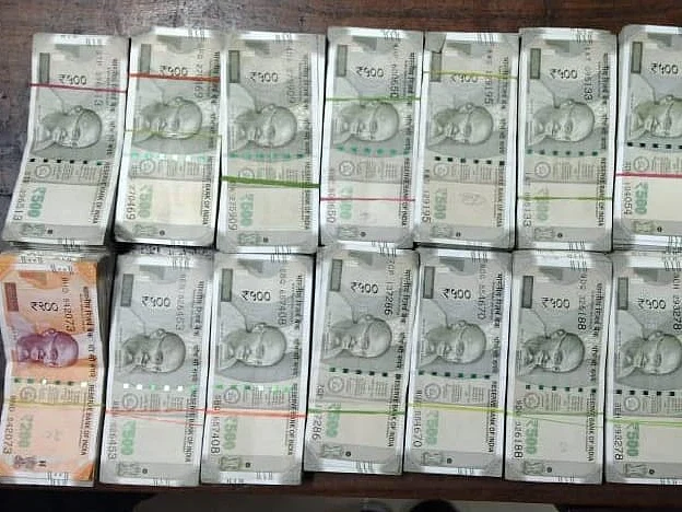 விருதுநகர்: ஊராட்சிப் பணிகள் உதவி இயக்குநர் அலுவலகத்தில் திடீர் ரெய்டு - ரூ.6.5 லட்சம் சிக்கியது!