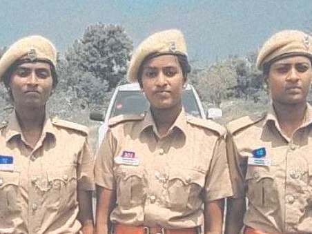 `தாய் மரணம்; கூலி வேலை செய்து 3 மகள்களையும் ஒரே நேரத்தில் போலீஸாக்கிய தந்தை' தன்னம்பிக்கைக் கதை!