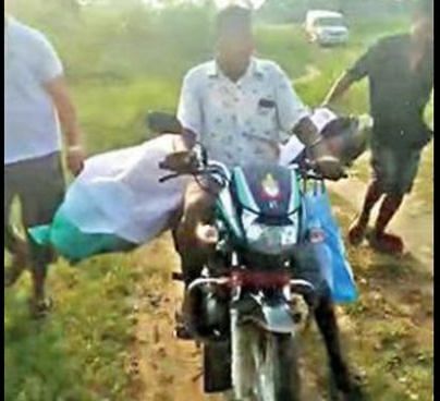 பைக்கில் கட்டி எடுத்துச் சென்று தகனம்