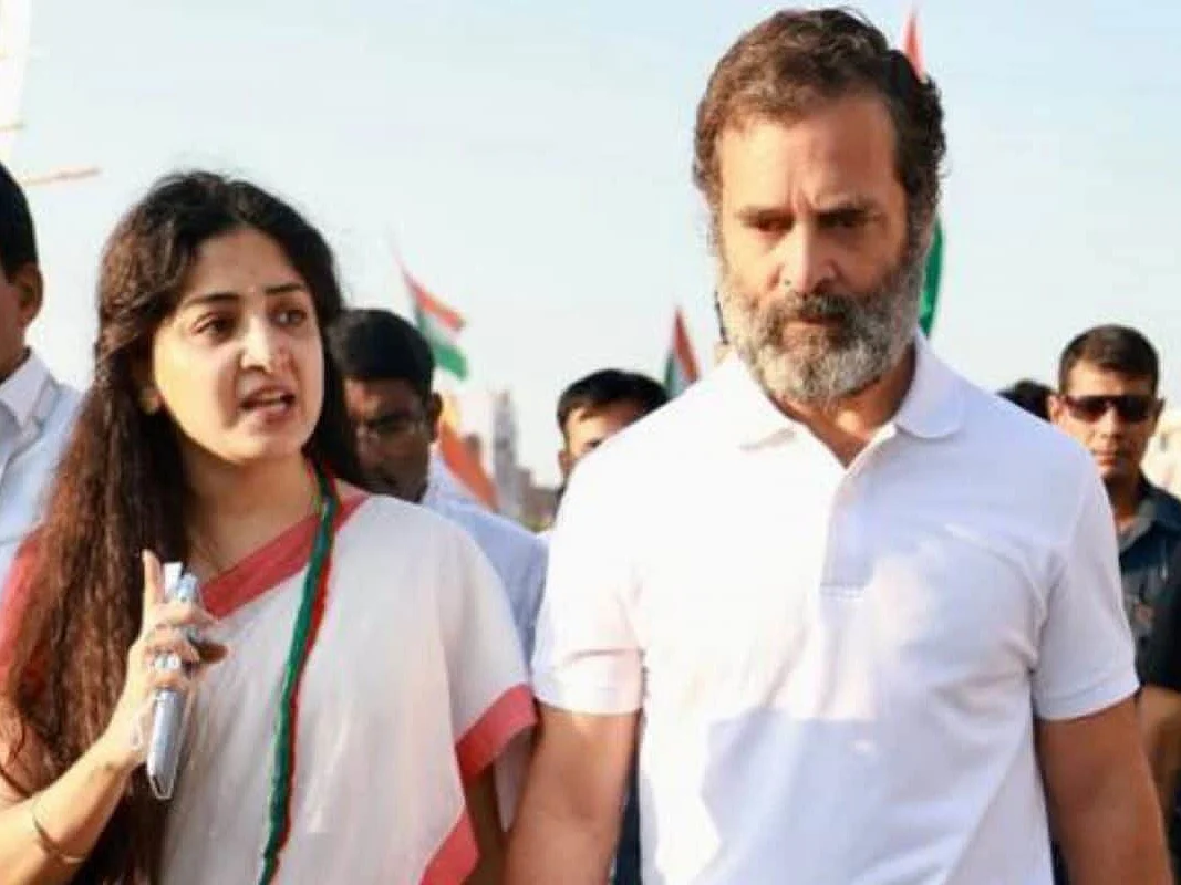 “நான் ஸ்லிப்பாகி விழப்போனதால் ராகுல் காந்தி எனது கையைப் பிடித்தார்!"- விளக்கமளித்த நடிகை பூனம் கவுர்