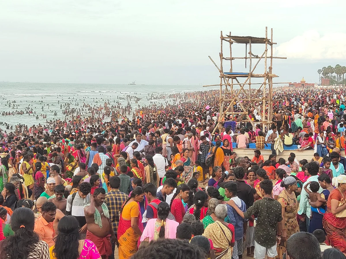 கடற்கரையில் குவிந்த பக்தர்கள் கூட்டம்