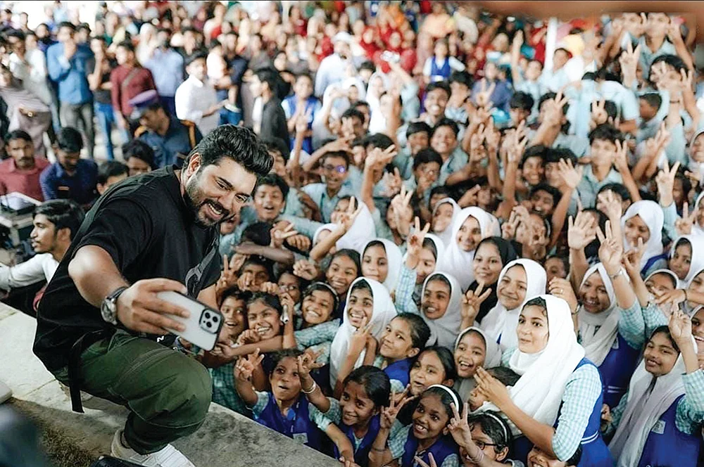 Nivin Pauly: விசிறிகளோடு ஒரு செல்பி!